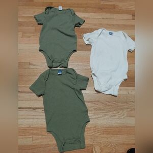 Old navy rib knit short sleeve onesie 3-pack / size 12-18 months